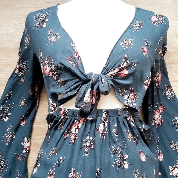 American Eagle Floral Front Tie Midriff Cut Out Blouse - Size XS Blue Top - Picture 3 of 12